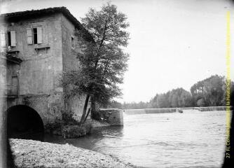 1 vue - Cassagne : le moulin sur le Salat et la digue de la Suderie. - [entre 1900 et 1920]. - Photographie (ouvre la visionneuse)