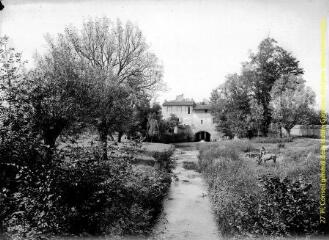 1 vue - Tournefeuille : le moulin à eau. - [entre 1900 et 1920]. - Photographie (ouvre la visionneuse)