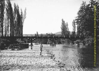 1 vue - Loures-Barbazan : la passerelle sur la Garonne. - [entre 1900 et 1920]. - Photographie (ouvre la visionneuse)