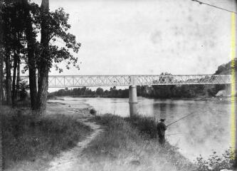1 vue - [Marquefave ?] : pont sur la Garonne et pêcheur. - [entre 1900 et 1920]. - Photographie (ouvre la visionneuse)