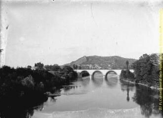 1 vue - Boussens : pont sur la Garonne (village et vieux château de Roquefort). - [entre 1900 et 1920]. - Photographie (ouvre la visionneuse)