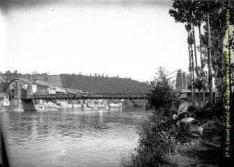 1 vue  - Salies-du-Salat : femme et fille au bord de l\'eau, près du pont suspendu. - [entre 1900 et 1920]. - Photographie (ouvre la visionneuse)