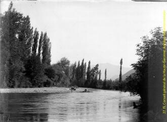 2 vues - Vue de la Garonne avec en arrière-plan le pic de Burat au-dessus de Marignac (38). Point de confluence entre la Pique et la Garonne au niveau de la commune de Cierp-Gaud (39). - [entre 1900 et 1920]. - 2 photographies (ouvre la visionneuse)