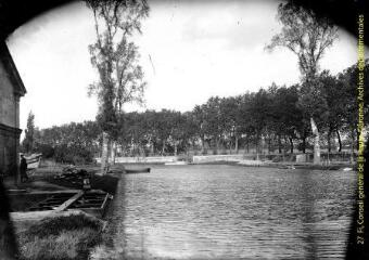 1 vue - Toulouse : canal du Midi : bassin de radoub. - [entre 1900 et 1920]. - Photographie (ouvre la visionneuse)