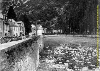 1 vue - Saint-Béat : maisons en bordure de Garonne. - [entre 1900 et 1920]. - Photographie (ouvre la visionneuse)