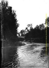 1 vue - Passerelle et pont sur la rivière. - [entre 1900 et 1920]. - Photographie (ouvre la visionneuse)