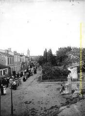 5 vues - Colomiers : procession annuelle dans la rue du village. - [après 1889]. - 5 photographies (ouvre la visionneuse)