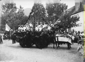 1 vue - Cierp-Gaud : fête locale : groupe costumé dans un char fleuri. - [entre 1900 et 1920]. - Photographie (ouvre la visionneuse)