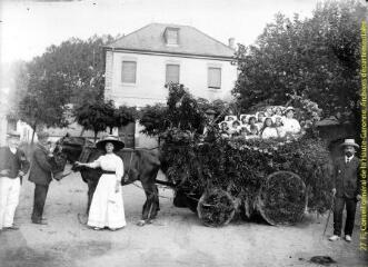 1 vue - Cierp-Gaud : fête locale : filles sur un char fleuri. - [entre 1900 et 1920]. - Photographie (ouvre la visionneuse)