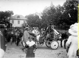 1 vue - Cierp-Gaud : fête locale : jeunes filles dans une calèche fleurie. - [entre 1900 et 1920]. - Photographie (ouvre la visionneuse)