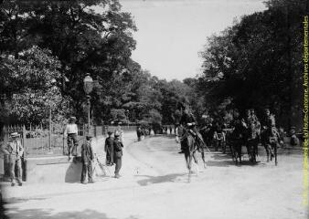 1 vue - Toulouse : entre le Grand-Rond et le Jardin-Royal : défilé militaire : cavaliers et spectateurs. - [entre 1900 et 1905]. - Photographie (ouvre la visionneuse)