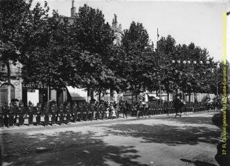 3 vues - Toulouse : boulevard Carnot : défilé militaire : soldats au garde-à-vous au passage de la garde à cheval. - [entre 1900 et 1905]. - 3 photographies (ouvre la visionneuse)