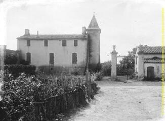 1 vue - Château et portail d\'entrée. - [entre 1900 et 1920]. - Photographie (ouvre la visionneuse)