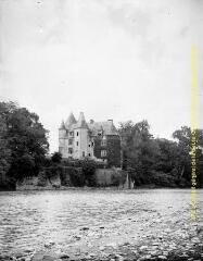 1 vue - Saint-Martory : château de Carvalhoes : demeure Renaissance des bords de Garonne. - [entre 1900 et 1920]. - Photographie (ouvre la visionneuse)
