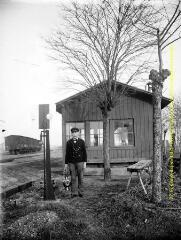 1 vue - Portrait en extérieur du chef de gare devant le bâtiment. - [entre 1900 et 1920]. - Photographie (ouvre la visionneuse)