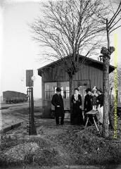 1 vue - Portrait en extérieur d\'un groupe devant la gare de campagne. - [entre 1900 et 1920]. - Photographie (ouvre la visionneuse)