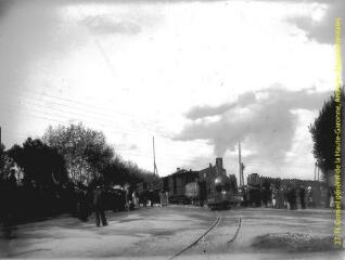 1 vue - Entrée du train en gare. - [entre 1900 et 1920]. - Photographie (ouvre la visionneuse)