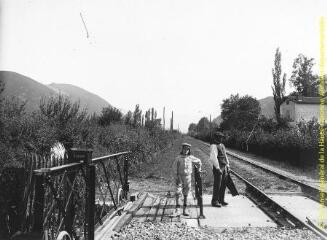 1 vue - Un homme et un garçon près d\'une voie ferrée dans un paysage de montagne. - [entre 1900 et 1920]. - Photographie (ouvre la visionneuse)