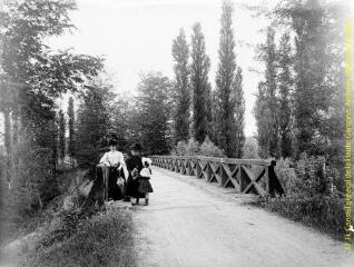 1 vue - Portrait en extérieur d\'une femme et de deux filles sur un pont. - [entre 1900 et 1920]. - Photographie (ouvre la visionneuse)