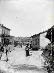 1 vue - Portrait en extérieur d\'une femme et d\'une fille dans la rue d\'un village. - [entre 1900 et 1920]. - Photographie (ouvre la visionneuse)
