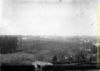 1 vue - Toulouse : vue générale plongeante sur la ville. - [entre 1900 et 1920]. - Photographie (ouvre la visionneuse)
