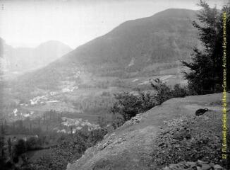 1 vue - Village dans la vallée. - [entre 1900 et 1920]. - Photographie (ouvre la visionneuse)