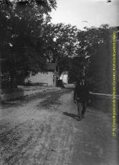 1 vue - Un homme portant un képi dans une rue. - [entre 1900 et 1920]. - Photographie (ouvre la visionneuse)