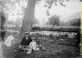 1 vue - Portrait en extérieur d\'un homme et d\'une petite fille. - [entre 1900 et 1920]. - Photographie (ouvre la visionneuse)