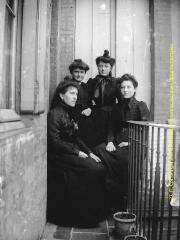 1 vue - Portrait en extérieur d\'une femme et de trois jeunes filles sur un balcon. - [entre 1900 et 1920]. - Photographie (ouvre la visionneuse)