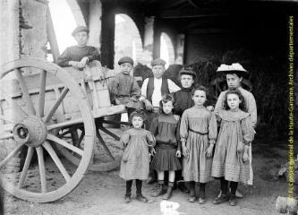 1 vue - Portrait en extérieur d\'enfants et de jeunes femmes près d\'une charrette. - [entre 1900 et 1920]. - Photographie (ouvre la visionneuse)
