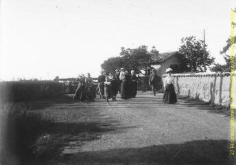 1 vue - Groupe en promenade à la campagne. - [entre 1900 et 1920]. - Photographie (ouvre la visionneuse)