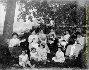 1 vue - Scène d\'été : portrait en extérieur de femmes et d\'enfants à l\'ombre des arbres. - [entre 1900 et 1920]. - Photographie (ouvre la visionneuse)