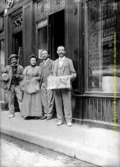 1 vue  - [Haute-Garonne] : portrait en extérieur d\'une femme et de trois hommes devant la devanture d\'un magasin. - [entre 1900 et 1920]. - Photographie (ouvre la visionneuse)