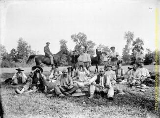 1 vue - Pause repas d\'un groupe d\'ouvriers dans les champs. - [entre 1900 et 1920]. - Photographie (ouvre la visionneuse)