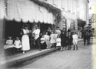 1 vue - Cierp-Gaud : place de la Toucouere : portrait de groupe devant le café-restaurant-hôtel Abadie. - [entre 1900 et 1920]. - Photographie (ouvre la visionneuse)