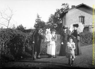 1 vue - Portrait de trois femmes, d\'un homme et de deux enfants en promenade à la campagne. - [entre 1900 et 1920]. - Photographie (ouvre la visionneuse)