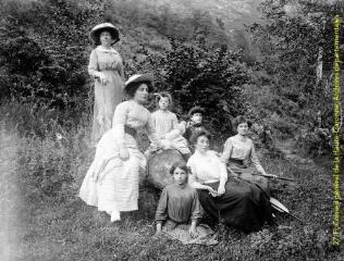 2 vues - Portrait de cinq femmes et de deux fillettes en promenade. - [entre 1900 et 1920]. - 2 photographies (ouvre la visionneuse)