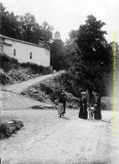 1 vue - Deux femmes et une fillette (chapeaux, ombrelles) en promenade sur un chemin rural. - [entre 1900 et 1920]. - Photographie (ouvre la visionneuse)