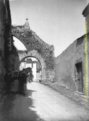 1 vue - Saint-Bertrand-de-Comminges : voûte sur les remparts et groupe en pose. - [entre 1900 et 1920]. - Photographie (ouvre la visionneuse)