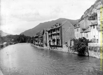 1 vue - Saint-Béat : maisons du quartier de Langlade au bord de la Garonne. - [entre 1900 et 1920]. - Photographie (ouvre la visionneuse)