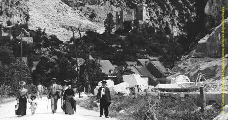 1 vue - Saint-Béat : groupe sur la route, en contrebas des carrières, avec le château en arrière-plan. - [entre 1900 et 1920]. - Photographie (ouvre la visionneuse)