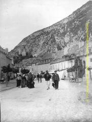 1 vue - Saint-Béat : rue animée du village. - [entre 1900 et 1920]. - Photographie (ouvre la visionneuse)