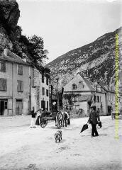 1 vue - Saint-Béat : scène animée sur la place Sainte-Anne. - [entre 1900 et 1920]. - Photographie (ouvre la visionneuse)