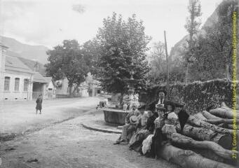1 vue - Marignac : place Lucien-Saint : groupe en pose près d\'une fontaine. - [entre 1900 et 1920]. - Photographie (ouvre la visionneuse)