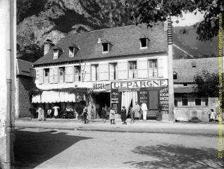 1 vue  - Cierp-Gaud : place de la Toucouere : café restaurant hôtel Abadie et magasin l\'Epargne. - [entre 1900 et 1920]. - Photographie (ouvre la visionneuse)