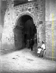 1 vue - Saint-Bertrand-de-Comminges : groupe passant sous la porte Cabirole. - [entre 1900 et 1920]. - Photographie (ouvre la visionneuse)