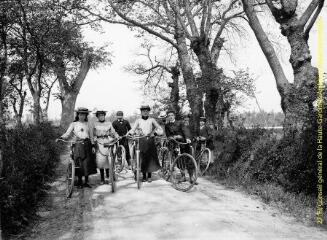 1 vue - Groupe avec leurs bicyclettes dans un chemin. - [entre 1900 et 1920]. - Photographie (ouvre la visionneuse)