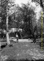 1 vue - Deux hommes en pose avec leur bicyclette dans un sous-bois. - [entre 1900 et 1920]. - Photographie (ouvre la visionneuse)