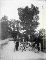 1 vue - Quatre hommes en pose avec leur bicyclette sur un pont. - [entre 1900 et 1920]. - Photographie (ouvre la visionneuse)