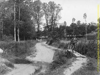 1 vue  - Un homme portant sa bicyclette sur un pont. - [entre 1900 et 1920]. - Photographie (ouvre la visionneuse)